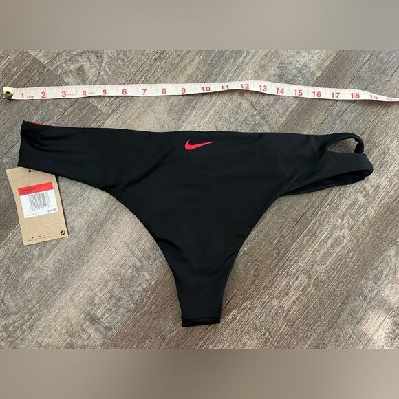 Nike Swoosh Block Asymmetrical Bottom- Size Large - Picture 8 of 9